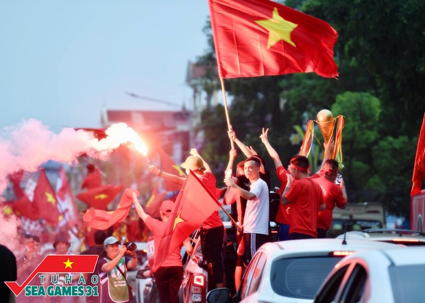 Bán kết U23 Việt Nam - U23 Malaysia: Cờ đỏ sao vàng nhuộm đỏ sân Việt Trì, phố đi bộ Nguyễn Huệ mở hội náo nhiệt - Ảnh 1.
