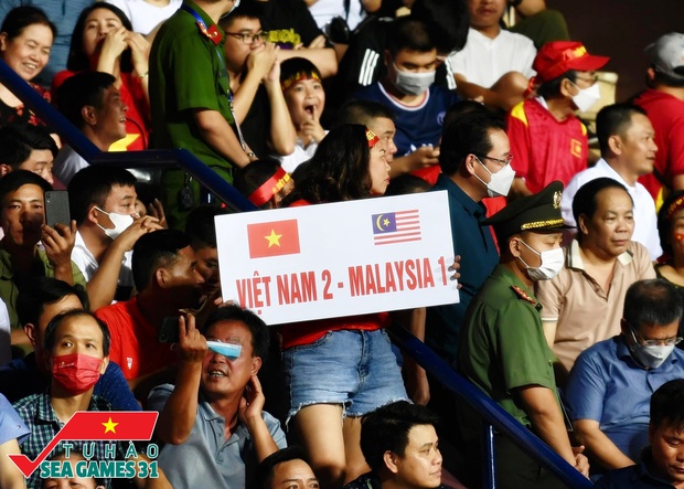 Bán kết U23 Việt Nam - U23 Malaysia: Cờ đỏ sao vàng nhuộm đỏ sân Việt Trì, phố đi bộ Nguyễn Huệ mở hội náo nhiệt - Ảnh 8.