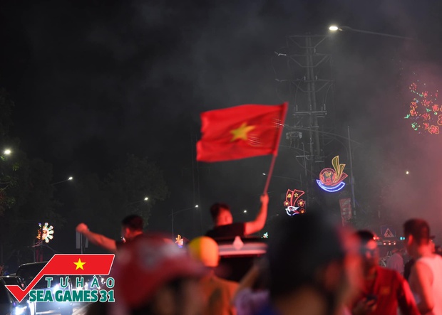Ảnh, clip: CĐV cả nước vỡ òa, nhiều người ở Hà Nội và TP.HCM đổ ra đường ăn mừng chiến thắng nghẹt thở của U23 Việt Nam - Ảnh 16.