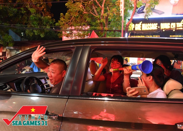 Ảnh, clip: CĐV cả nước vỡ òa, nhiều người ở Hà Nội và TP.HCM đổ ra đường ăn mừng chiến thắng nghẹt thở của U23 Việt Nam - Ảnh 15.