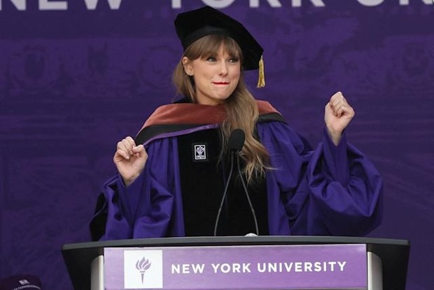 Taylor Swift nhận bằng Tiến sĩ mà như diễn concert: Nhan sắc đẹp mê hồn, chục ngàn khán giả rầm rộ cả sân vận động - Ảnh 10.