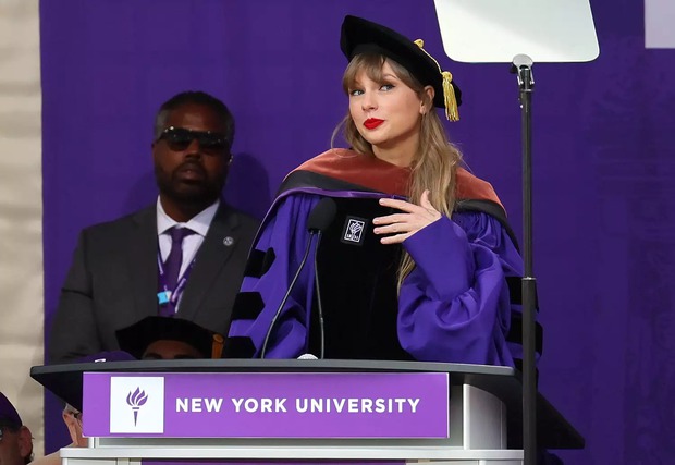 Taylor Swift nhận bằng Tiến sĩ mà như diễn concert: Nhan sắc đẹp mê hồn, chục ngàn khán giả rầm rộ cả sân vận động - Ảnh 9.