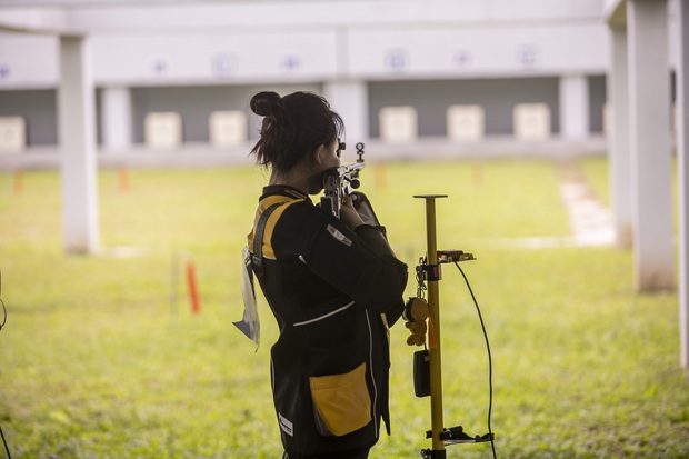 The 18-year-old female gunner attended the SEA Games for the first time: On the shooting range was strong and cool, the beauty in real life was beautiful and thousands of people loved it - Photo 2.
