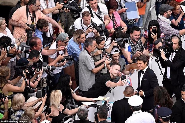Tom Cruise tình tứ với bạn diễn trên thảm đỏ Cannes, nhận giải Cành cọ vàng danh dự - Ảnh 3.