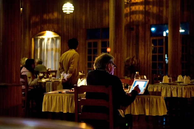 Nhiếp ảnh gia dành trọn 35 năm chỉ chụp thực khách ngồi ăn một mình trong các nhà hàng, kết quả sau đó gây ngỡ ngàng - Ảnh 2.