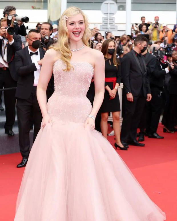 Loạt tạo hình xinh đẹp nhất của công chúa màn ảnh Elle Fanning: Sự xuất hiện tại Cannes 2022 quá xuất sắc! - Ảnh 2.
