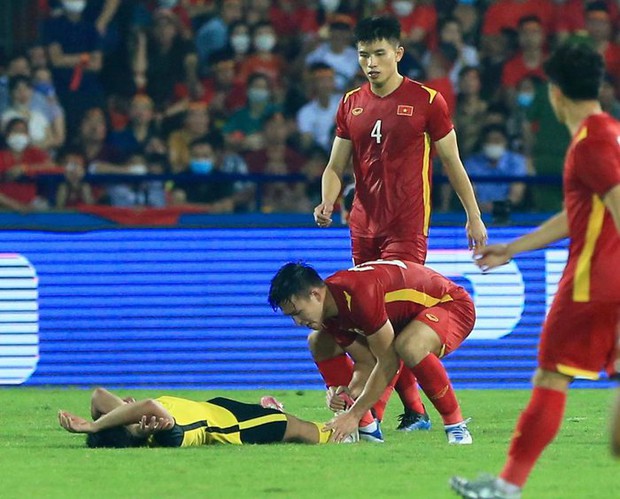 Cầu thủ U23 Việt Nam sơ cứu cho đồng nghiệp Malaysia bị đau ở bán kết SEA Games 31 - Ảnh 2.