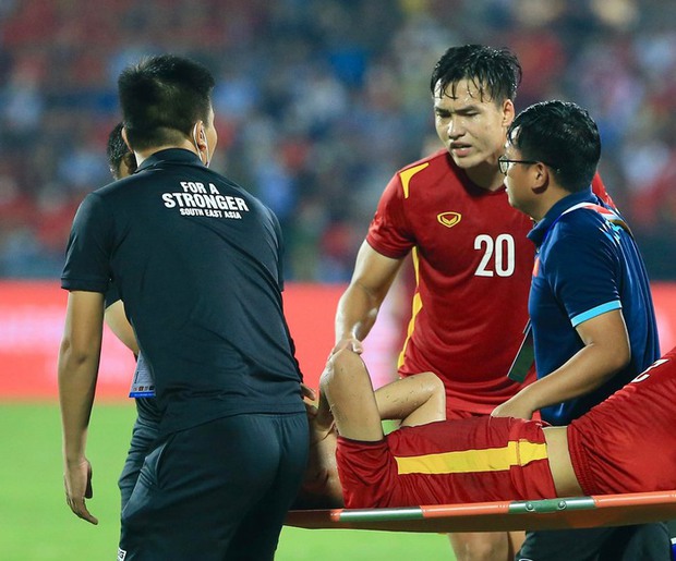 Cầu thủ U23 Việt Nam sơ cứu cho đồng nghiệp Malaysia bị đau ở bán kết SEA Games 31 - Ảnh 3.