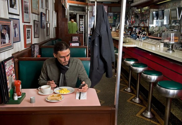 Nhiếp ảnh gia dành trọn 35 năm chỉ chụp thực khách ngồi ăn một mình trong các nhà hàng, kết quả sau đó gây ngỡ ngàng - Ảnh 5.