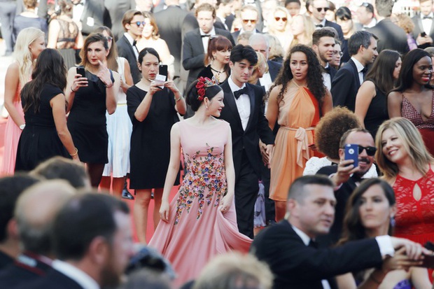 50 billion VND is the amount Ly Nha Ky spent on 50 suits at Cannes 2022 - Photo 5.