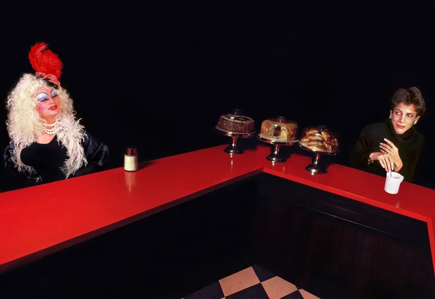 Nhiếp ảnh gia dành trọn 35 năm chỉ chụp thực khách ngồi ăn một mình trong các nhà hàng, kết quả sau đó gây ngỡ ngàng - Ảnh 6.