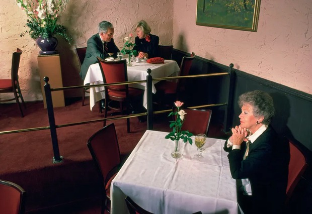 Nhiếp ảnh gia dành trọn 35 năm chỉ chụp thực khách ngồi ăn một mình trong các nhà hàng, kết quả sau đó gây ngỡ ngàng - Ảnh 7.