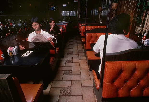 Nhiếp ảnh gia dành trọn 35 năm chỉ chụp thực khách ngồi ăn một mình trong các nhà hàng, kết quả sau đó gây ngỡ ngàng - Ảnh 8.