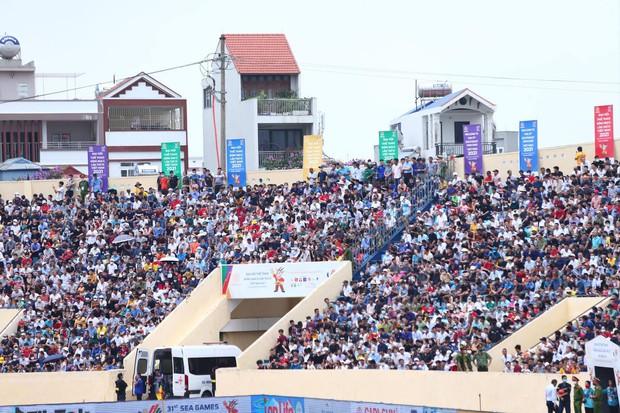 Hàng chục nghìn người hâm mộ Nam Định xếp hàng dài vào sân Thiên Trường xem bán kết U23 Thái Lan đấu U23 Indonesia - Ảnh 8.