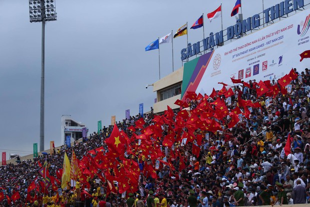 Hàng chục nghìn người hâm mộ Nam Định xếp hàng dài vào sân Thiên Trường xem bán kết U23 Thái Lan đấu U23 Indonesia - Ảnh 9.
