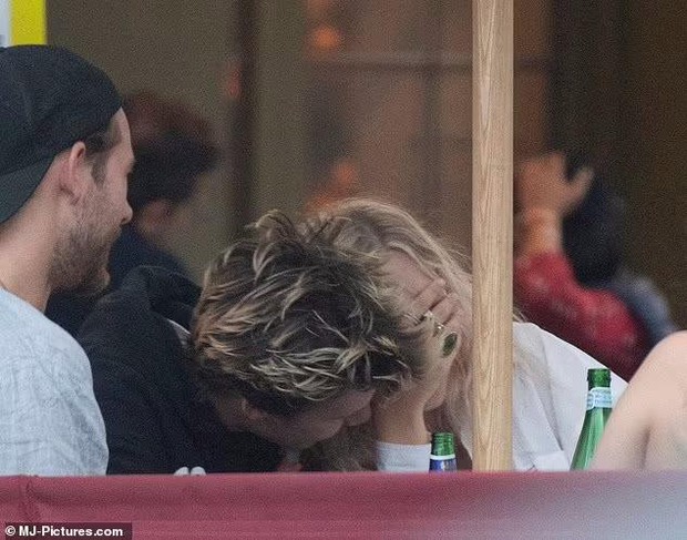 Cậu út nhà Beckham lần đầu lộ diện cùng tình mới trên phố, ôm hôn thân mật - Ảnh 10.