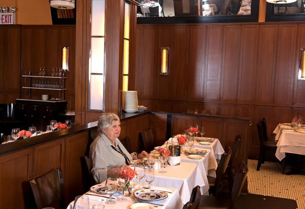 Nhiếp ảnh gia dành trọn 35 năm chỉ chụp thực khách ngồi ăn một mình trong các nhà hàng, kết quả sau đó gây ngỡ ngàng - Ảnh 10.