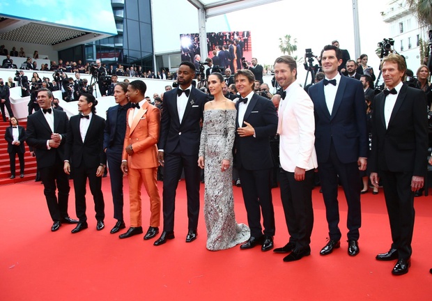 Thảm đỏ LHP Cannes: Tom Cruise dẫn đầu đoàn siêu sao, Elle Fanning đẹp tựa thiên thần bên Hoa hậu đẹp nhất mọi thời đại - Ảnh 6.