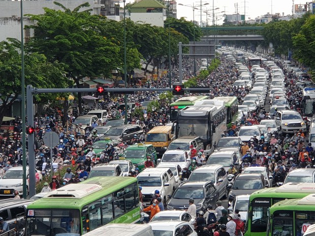 TP.HCM: Kẹt xe hơn 2 tiếng, hành khách đi sân bay Tân Sơn Nhất kéo vali cuốc bộ - Ảnh 8.