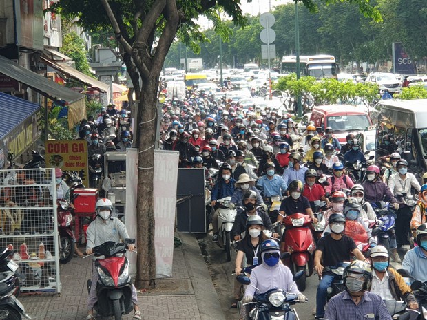 TP.HCM: Kẹt xe hơn 2 tiếng, hành khách đi sân bay Tân Sơn Nhất kéo vali cuốc bộ - Ảnh 6.