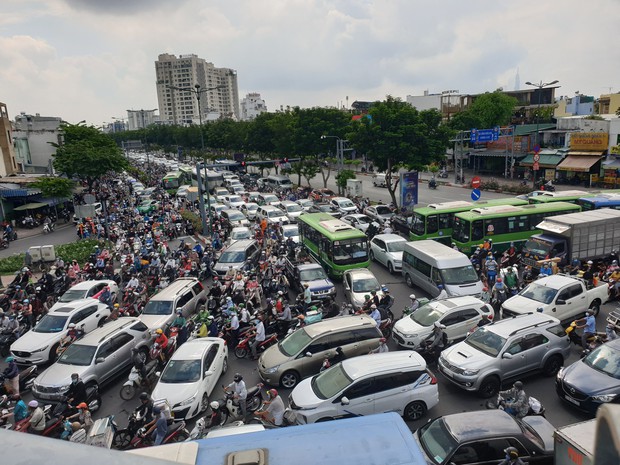 TP.HCM: Kẹt xe hơn 2 tiếng, hành khách đi sân bay Tân Sơn Nhất kéo vali cuốc bộ - Ảnh 12.