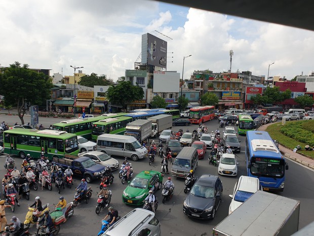 TP.HCM: Kẹt xe hơn 2 tiếng, hành khách đi sân bay Tân Sơn Nhất kéo vali cuốc bộ - Ảnh 2.