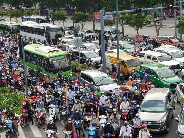 TP.HCM: Kẹt xe hơn 2 tiếng, hành khách đi sân bay Tân Sơn Nhất kéo vali cuốc bộ - Ảnh 3.