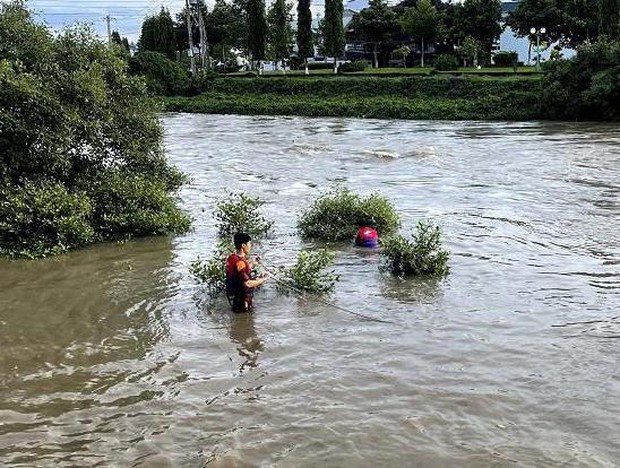 Đi đá bóng trong ngày sinh nhật, 3 học sinh bị nước cuốn trôi - Ảnh 1. Đi đá bóng trong ngày sinh nhật, 3 học sinh bị nước cuốn trôi - Ảnh 1.