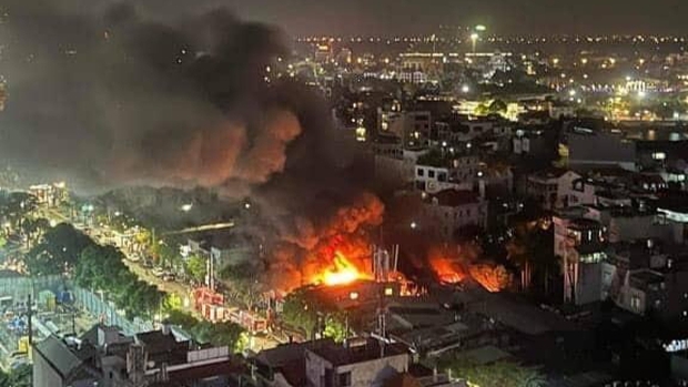 Hanoi: Big fire in a row of houses on Lac Long Quan street - Photo 1.