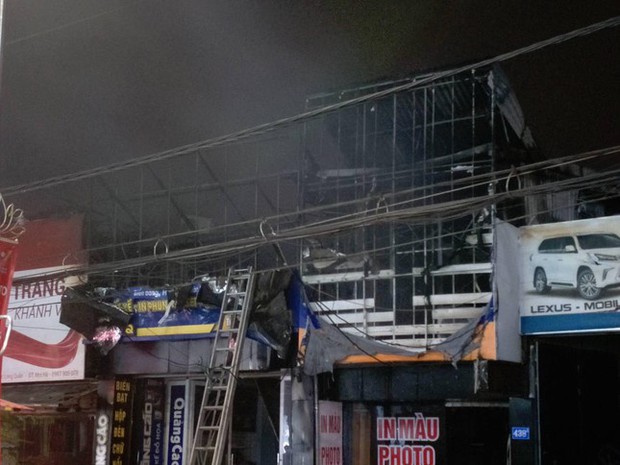 Hanoi: Big fire in a row of houses on Lac Long Quan street - Photo 2.