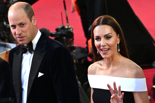 Actor Tom Cruise supported Princess Kate's hand on the red carpet, causing a media explosion, the appearance of the royal bride surprised - Photo 2.