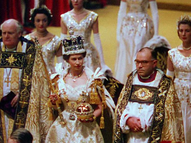 Sự thật đáng kinh ngạc về chiếc váy mang tính lịch sử của Nữ hoàng Anh trong lễ đăng quang cách đây 70 năm - Ảnh 1.