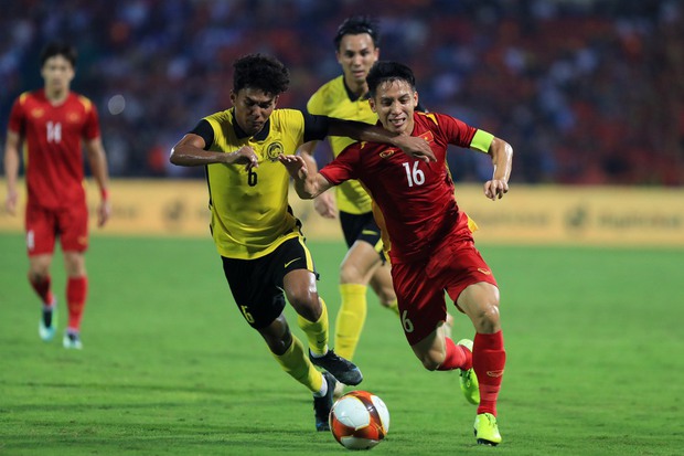 Do Hung Dung went to do a doping test after winning against Malaysia U23: Normal and extraordinary - Photo 1. Do Hung Dung went to do a doping test after winning against Malaysia U23: Normal and extraordinary - Photo 1.