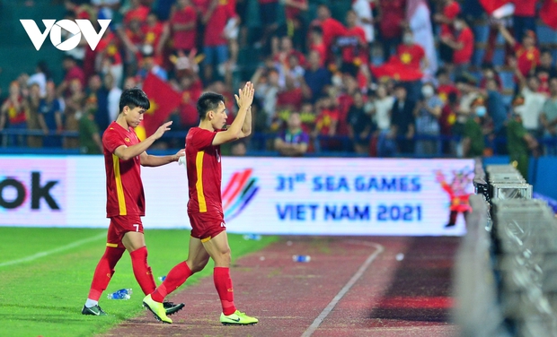 Hùng Dũng bật khóc khi U23 Việt Nam vào chung kết gặp U23 Thái Lan - Ảnh 18.