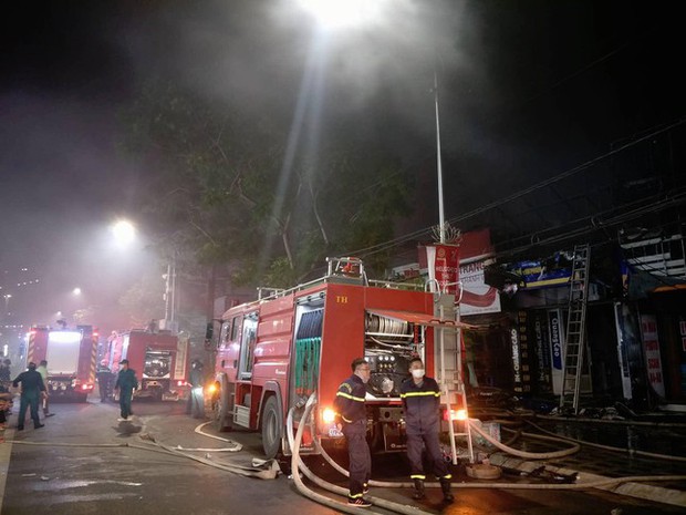 Hà Nội: Cháy lớn dãy nhà trên đường Lạc Long Quân - Ảnh 3.