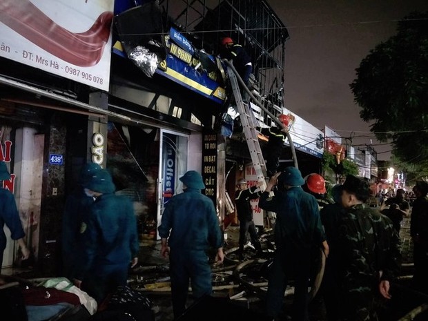 Hanoi: Big fire in a row of houses on Lac Long Quan street - Photo 4.