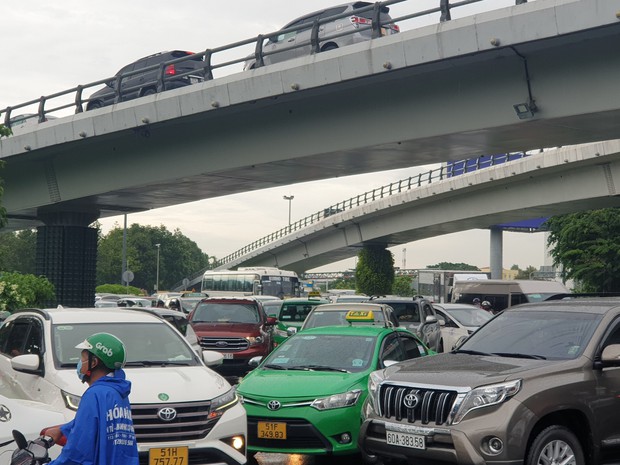 Hàng nghìn phương tiện “chôn chân” tại cổng sân bay Tân Sơn Nhất vì… phần mềm thu phí bị trục trặc - Ảnh 15.
