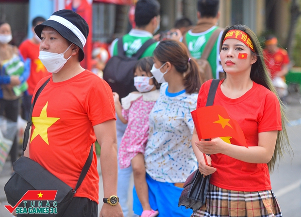 CĐV phủ đỏ SVĐ Cẩm Phả tiếp lửa cho tuyển nữ Việt Nam, 1 chung cư ở Hà Nội thuê màn hình khủng để người dân cùng theo dõi - Ảnh 6.