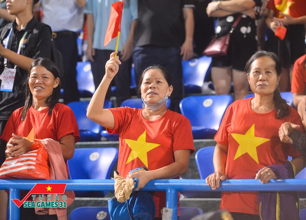 Người thân bật khóc trên khán đài khi tuyển nữ Việt Nam vô địch SEA Games 31: Sẽ nấu cá kho thưởng cho con - Ảnh 3.
