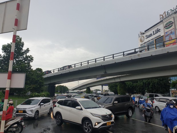 Hàng nghìn phương tiện “chôn chân” tại cổng sân bay Tân Sơn Nhất vì… phần mềm thu phí bị trục trặc - Ảnh 12.