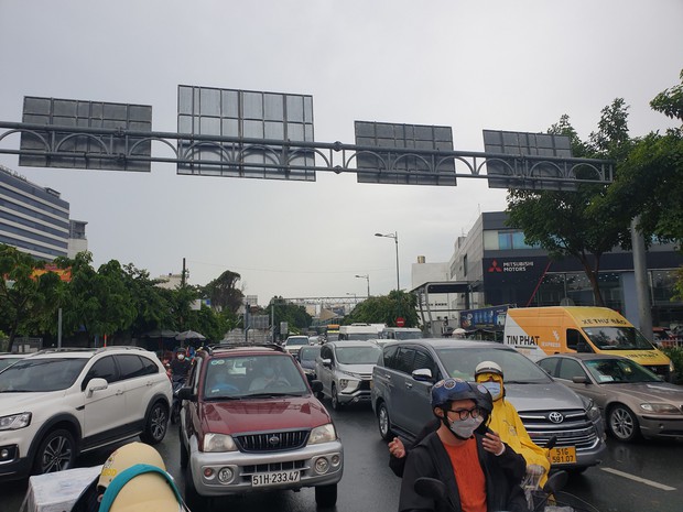 Hàng nghìn phương tiện “chôn chân” tại cổng sân bay Tân Sơn Nhất vì… phần mềm thu phí bị trục trặc - Ảnh 7.