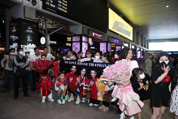 Nửa đêm muộn, con trai mang hoa ra sân bay đón vợ chồng Khánh Thi - Phan Hiển sau thành công tại SEA Games 31 - Ảnh 2.