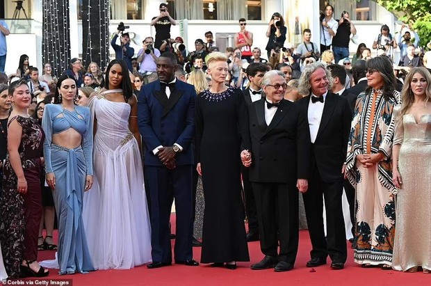 Cannes ngày 4: Dàn chân dài đình đám đọ dáng nóng bỏng với mốt không nội y - Ảnh 1.