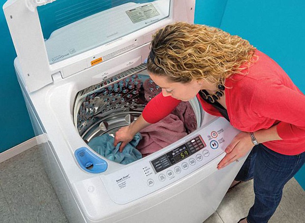 Cứ nghĩ cho nhiều bột giặt vào máy giặt quần áo mới sạch, nhưng sai lầm này dẫn đến hậu quả nghiêm trọng mà bạn không ngờ - Ảnh 2.