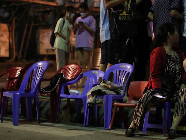 CĐV giữ chỗ xuyên ngày đêm chờ mua vé xem tuyển nữ Việt Nam đá chung kết - Ảnh 12.