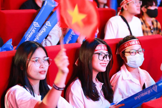 CĐV Thái Lan ngỡ ngàng trước sự cuồng nhiệt của fan Esports Việt Nam tại SEA Games 31 - Ảnh 8.