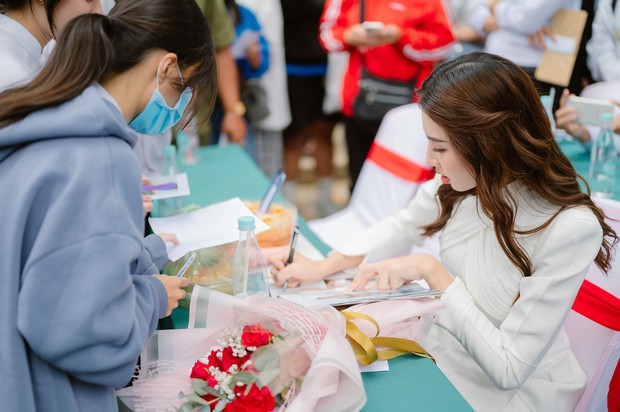 Thuỳ Tiên bị vây kín, được fans tặng bánh bông lan trứng muối khi về diễn thuyết ở An Giang - Ảnh 10.