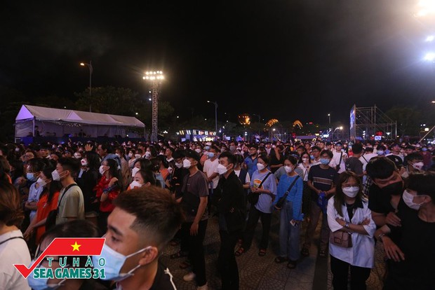 CĐV cả nước nhuộm đỏ SVĐ Mỹ Đình, các ngả đường để “tiếp lửa” cho U23 Việt Nam trong trận chung kết SEA Games 31 - Ảnh 20.