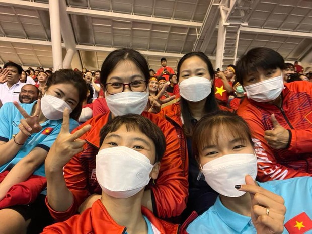 Khoảnh khắc viral: Hội nhà vô địch SEA Games tối hôm trước đi cổ vũ U23 Việt Nam hôm nay! - Ảnh 1.