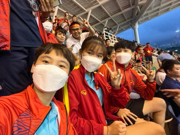 Khoảnh khắc viral: Hội nhà vô địch SEA Games tối hôm trước đi cổ vũ U23 Việt Nam hôm nay! - Ảnh 3.